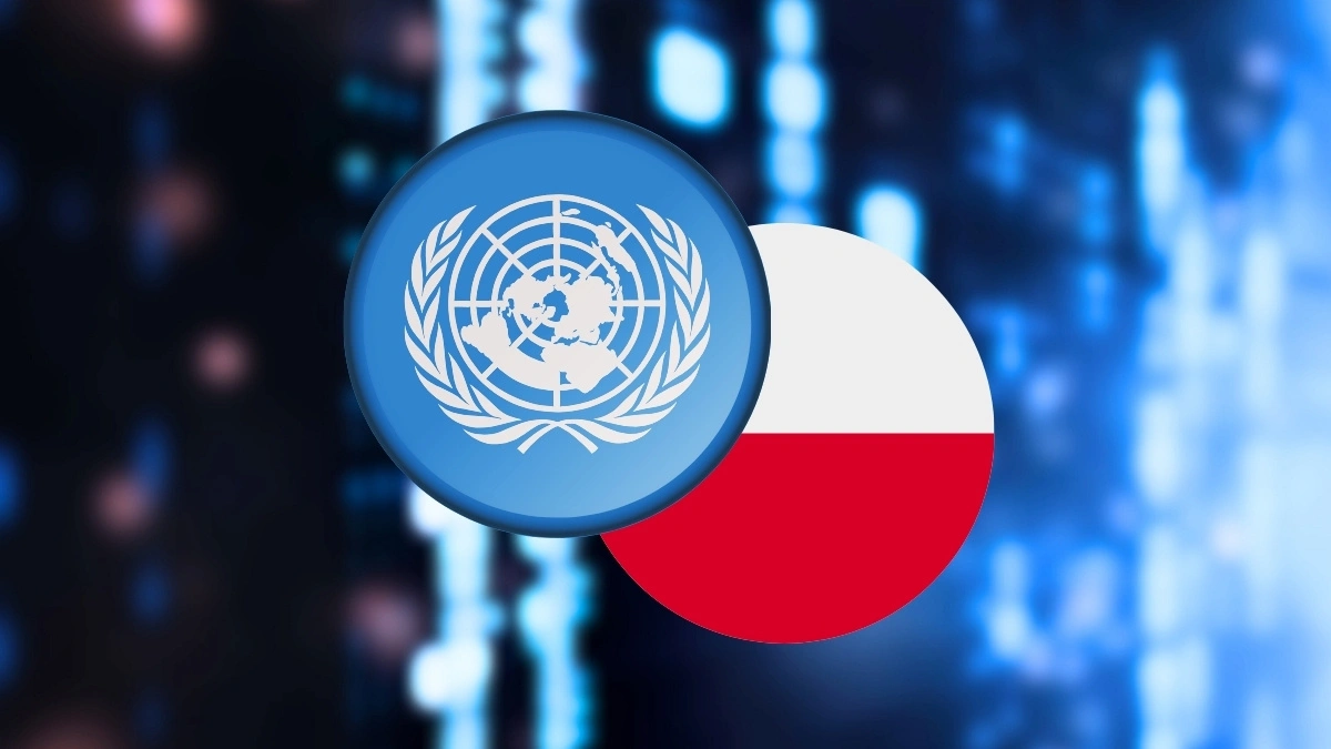 Symbol Organizacji Narodów Zjednoczonych obok flagi Polski na rozmytym niebieskim tle.