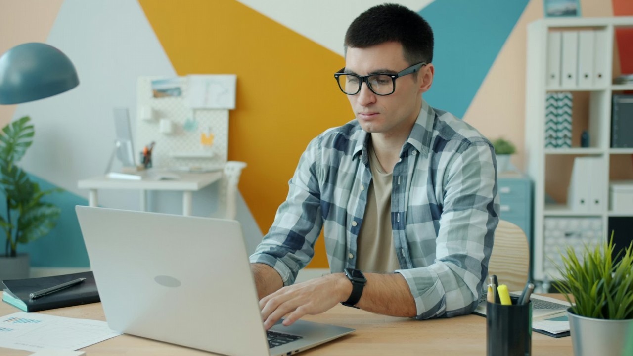 Szef Banku Kanady ostrzega: AI może odciąć drabinę rozwoju dla Pokolenia Z